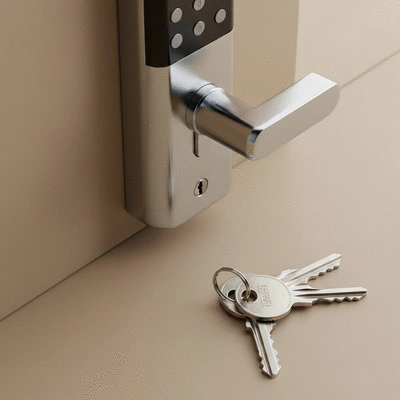 Gros plan sur une serrure moderne et des clés, illustrant la sécurité renforcée, no text, no words, no typography, clean image