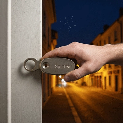 Main tenant une clé de maison avec des avis clients en arrière-plan flou